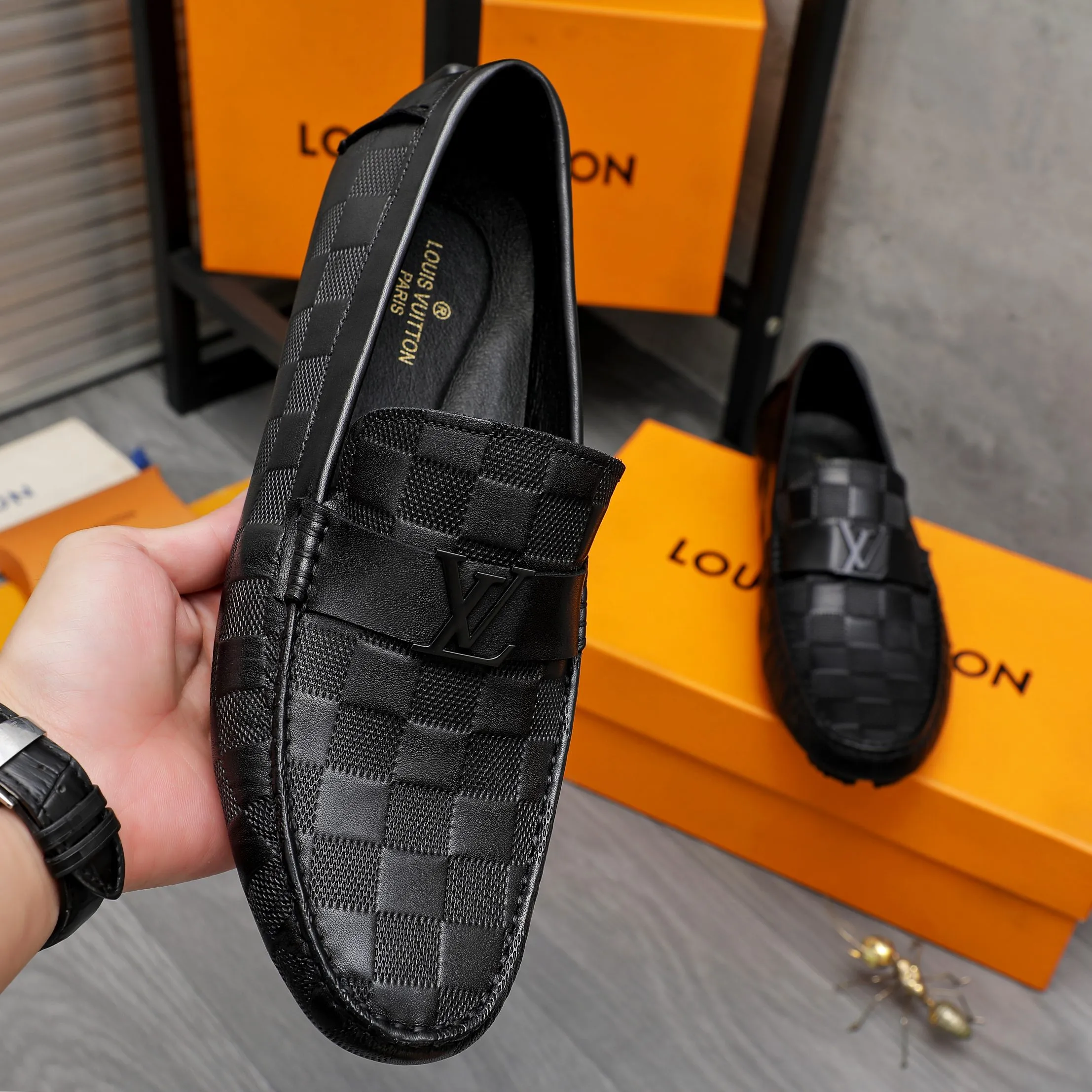Men's shoes💰400 Product trademark: LV "Louis Vuitton" business slip-on leather shoes Regular size: 38-45 (45 is custom-made and non-returnable) Product materials: Selected high-quality cowhide embossed upper, pigskin lining, rubber outsole